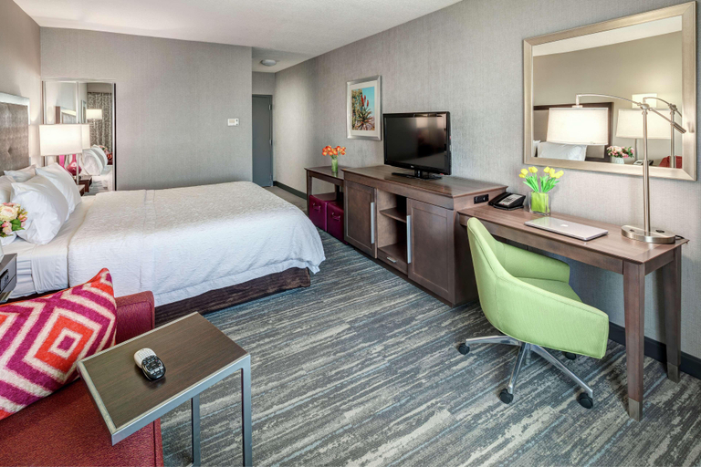Bedroom 3, Hampton Inn and Suites Palm Desert, Riverside