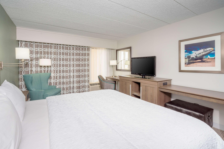 Bedroom 3, Hampton Inn Dover, Kent