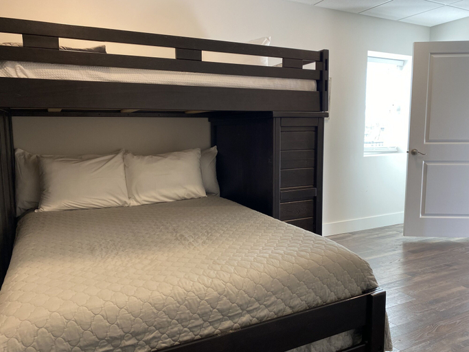 Bedroom, West Harbor Marina, Ottawa