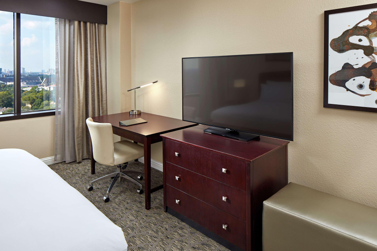 Bedroom 4, Hilton Houston Plaza/Medical Center, Houston