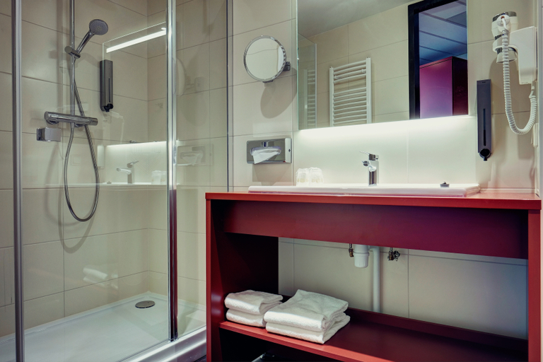 Bathroom 5, Amedia Amsterdam Airport Trademark by Wyndham, Haarlemmermeer