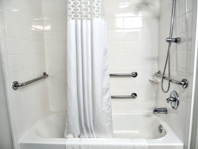 Bathroom 4, Hampton Inn Oklahoma City/Edmond, Oklahoma