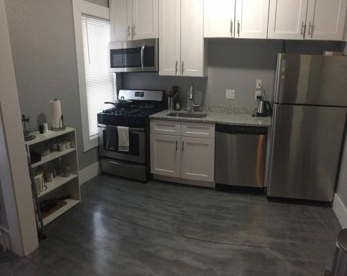 Perfect 1 Bedroom Getaway near downtown, Polk
