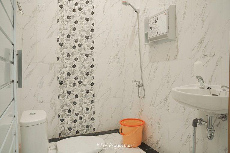 Bathroom 5, M Stay Guest House by WeStay, Sleman