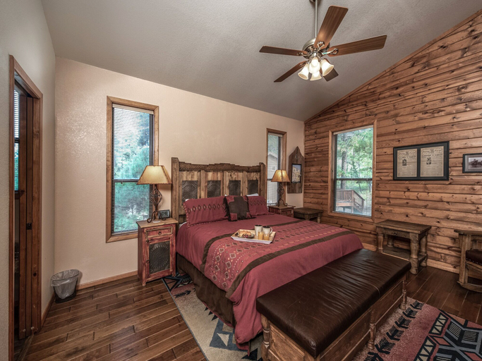 Bedroom 1, Homer's Hideaway, Lincoln