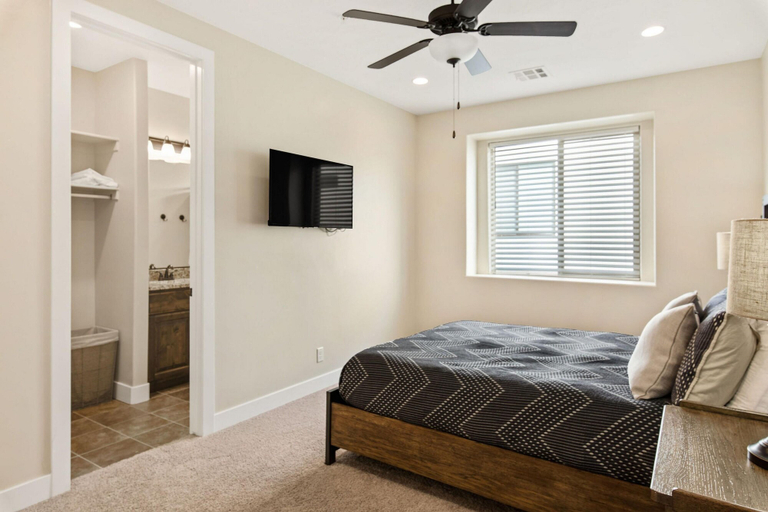 Bedroom 4, Zions Relaxing Playhouse, Washington