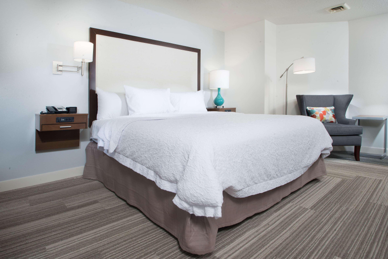 Bedroom 4, Hampton Inn Tiffin, Seneca