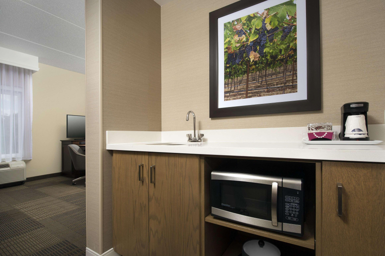 Bedroom 3, Hampton Inn & Suites By Hilton Falls Church, Fairfax