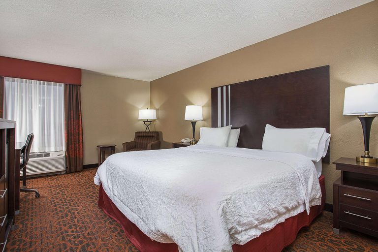 Bedroom 3, Hampton Inn Dry Ridge, Grant