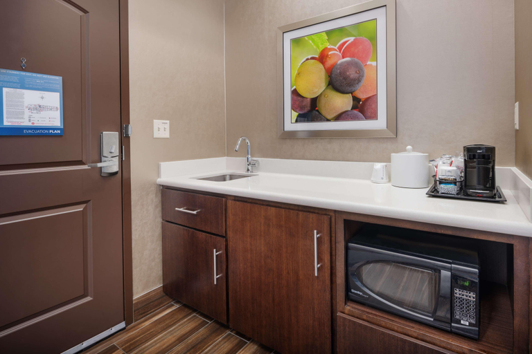 Bedroom 3, Hampton Inn & Suites Portland/Hillsboro-Evergreen, Washington