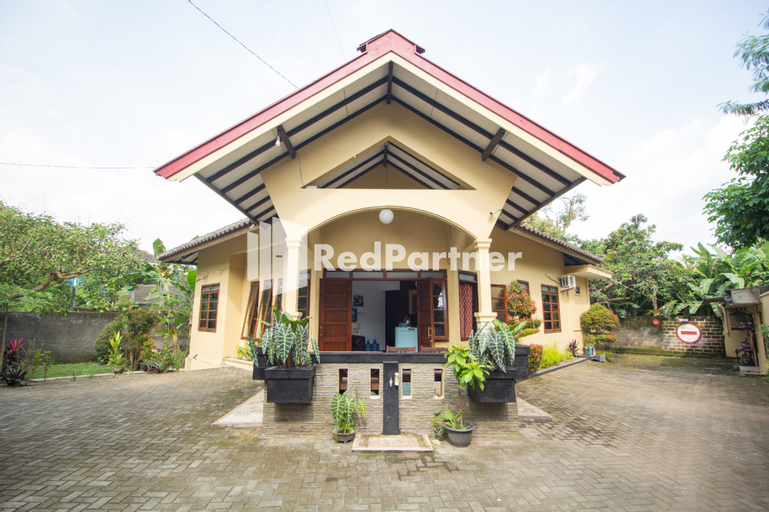Exterior & Views 1, The Doctor Guest House Syariah RedPartner near Pakuwon Mall Yogyakarta, Yogyakarta