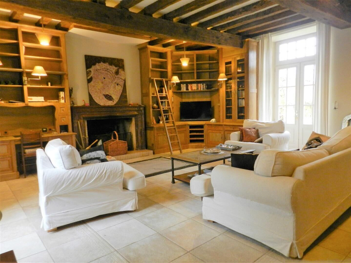 Public Area, Le Clos Du Gue, Vienne