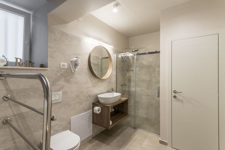 Bathroom 4, COR ROOMS, Split