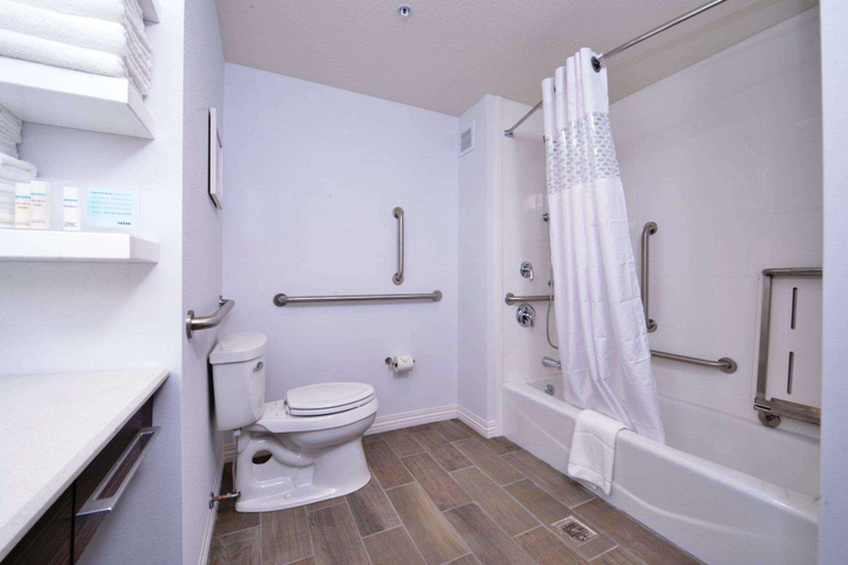 Bathroom 4, Hampton Inn Leavenworth, Leavenworth