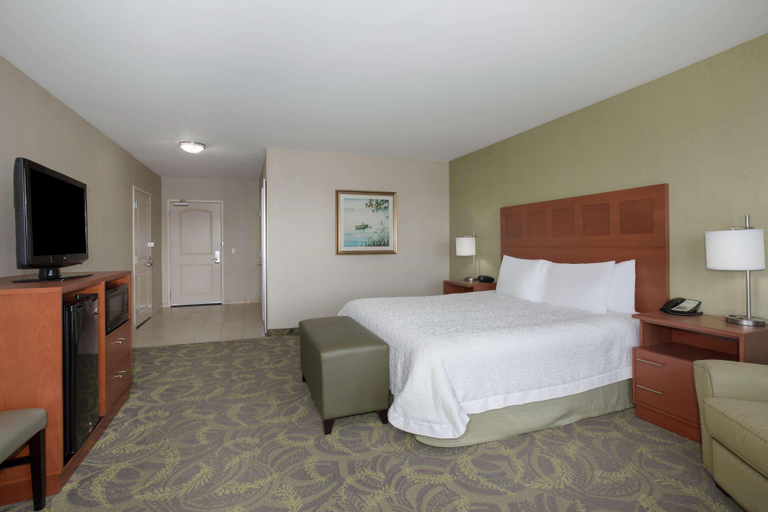 Bedroom 3, Hampton Inn and Suites Astoria, OR, Clatsop