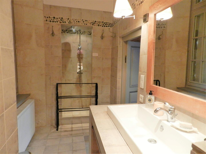 Bathroom 4, Le Clos Du Gue, Vienne