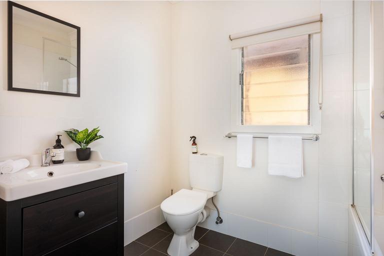 Bathroom 2, Hello House by Your Innkeeper Mudgee, Mid-Western Regional - Pt A