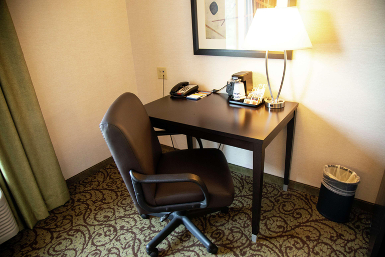 Bedroom 3, Hampton Inn & Suites Sharon, Mercer