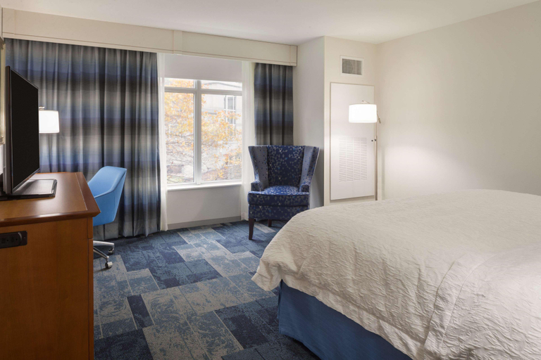 Bedroom 3, Hampton Inn and Suites Chicago-O'Hare/Rosemont, IL, Cook