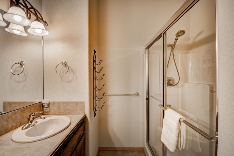 Bathroom 4, Homer's Hideaway, Lincoln