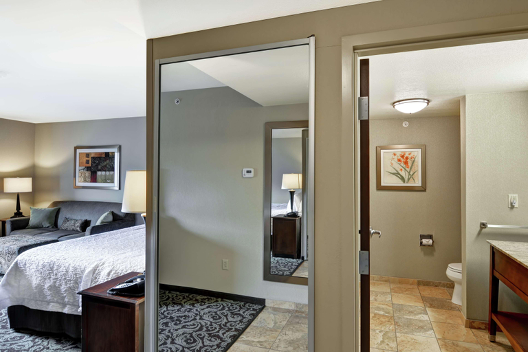 Bedroom 4, Hampton Inn and Suites New Hartford/Utica, Oneida