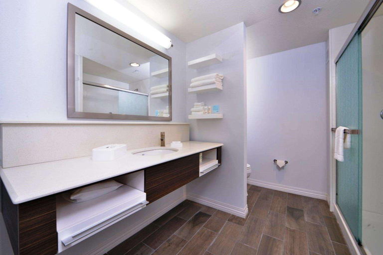 Bathroom 4, Hampton Inn Leavenworth, Leavenworth