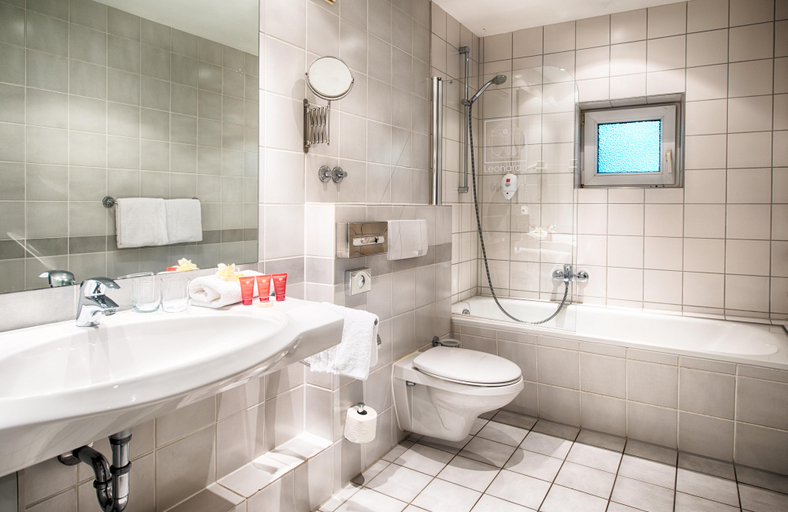 Bathroom 4, Leonardo Hotel Hamburg Airport, Hamburg