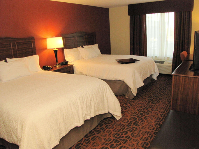 Bedroom 2, Hampton Inn & Suites Jamestown, ND, Stutsman