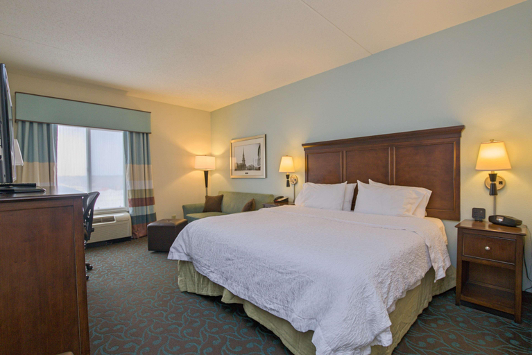 Bedroom 3, Hampton Inn Portsmouth Central, Rockingham