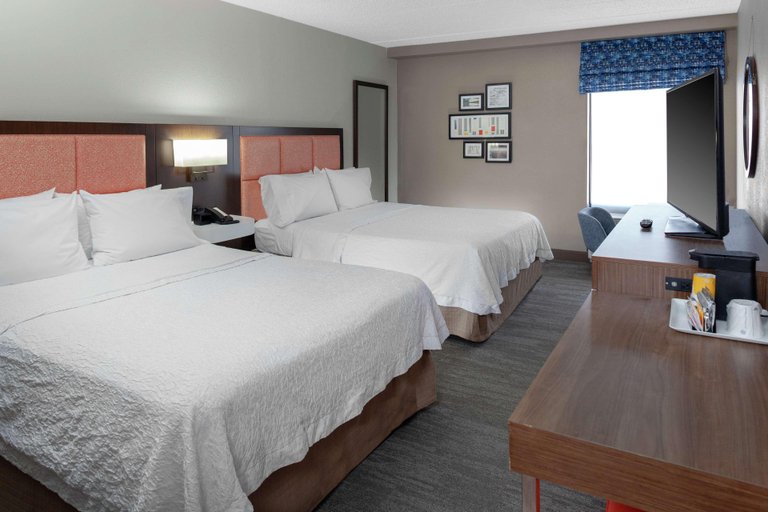 Bedroom 3, Hampton Inn Woodbridge, Middlesex