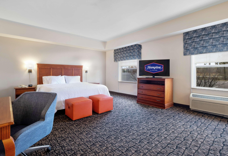 Bedroom 4, Hampton Inn & Suites Rockland, Knox