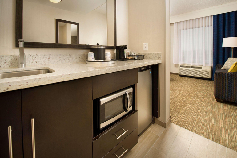 Bedroom 3, Hampton Inn and Suites Baltimore/Woodlawn, Baltimore