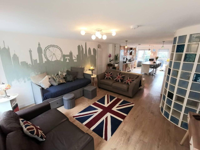 Public Area, Modern 4 Bed 3 Bath House - 4 Groups with FREE Parking - Central London, London