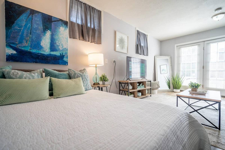 Bedroom 1, Tiny Home Downtown Lenoir City, Loudon