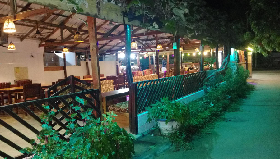 Food & Drinks 4, Hangloose Arugambay, Pothuvil