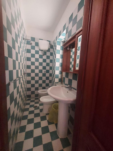 Bathroom 5, hotel pie d'or, Napoli