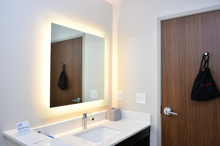 Bathroom 4, Holiday Inn Express & Suites BENSENVILLE - O'HARE by IHG, Dupage