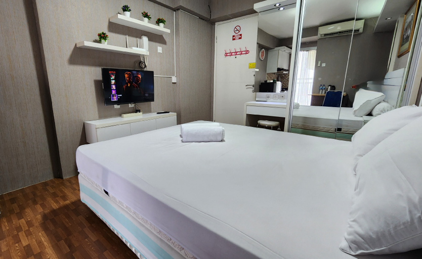 Bedroom 2, Studio28 @BassuraCity TowerF free Netflix & Disney+, East Jakarta