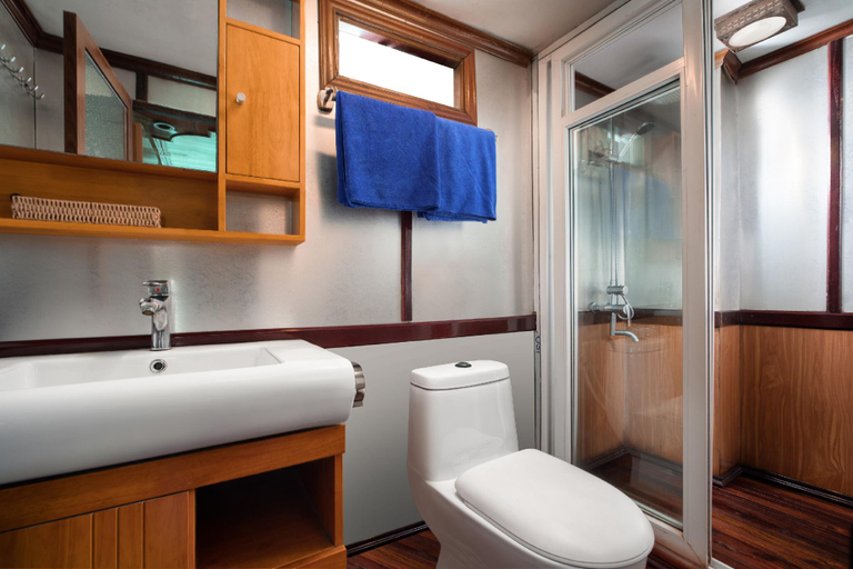 Bathroom, Cozy Bay Cruise Ha Long, Hạ Long