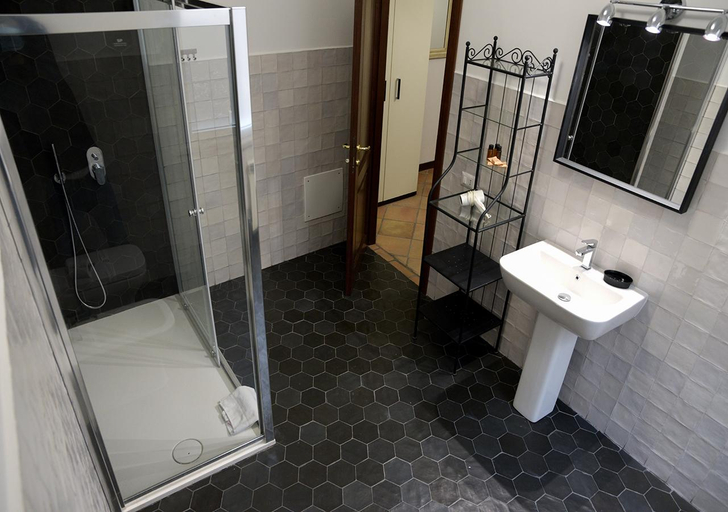 Bathroom 4, Colosseum Family Apartment , Roma