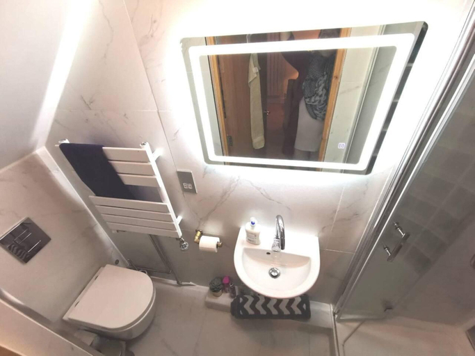 Bathroom, Modern 4 Bed 3 Bath House - 4 Groups with FREE Parking - Central London, London