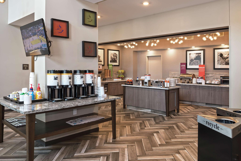 Food & Drinks 4, Hampton Inn & Suites Minneapolis University Area, Hennepin