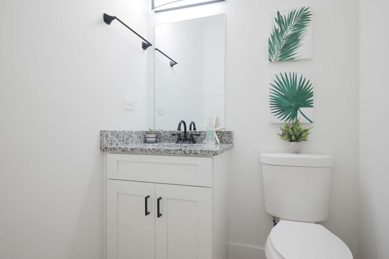 Bathroom 4, Summer Dreams, Duval
