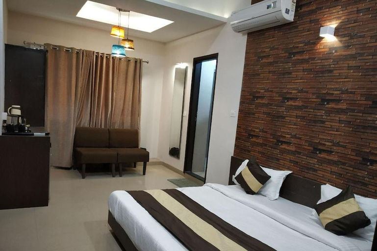 Others 4, Abhinav Hotel, Dewas