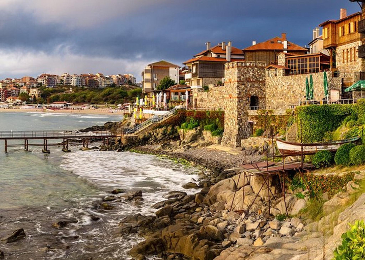 Exterior & Views