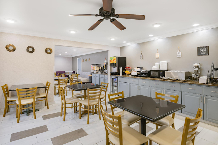 Food & Drinks 3, Baymont by Wyndham Gurnee, Lake