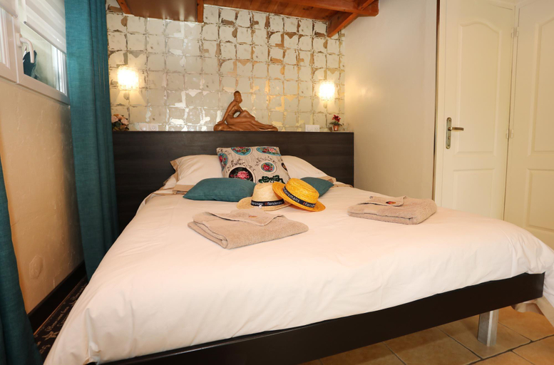 Bedroom 2, Maison d'Hôtes Le 6 Bis, Drôme