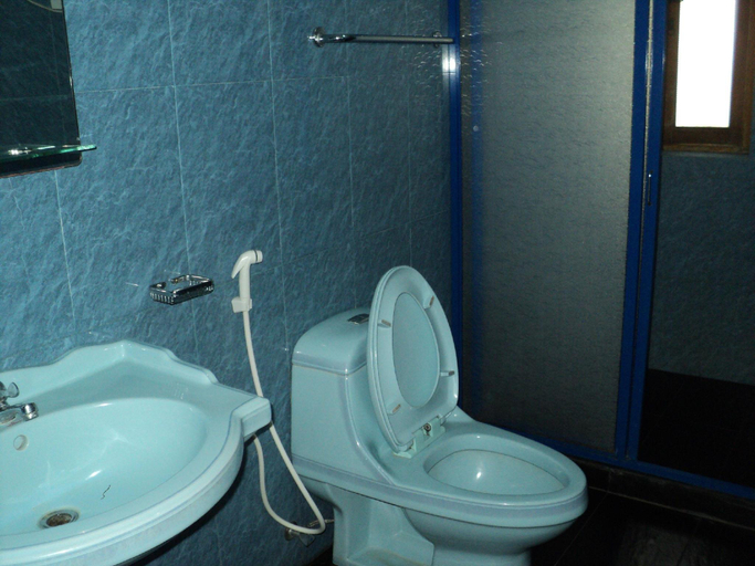 Bathroom, New Tristar Beach Hotel, Pothuvil