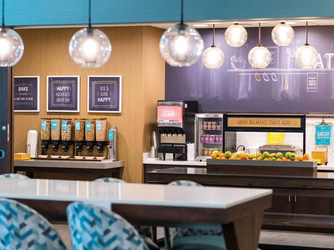 Food & Drinks 4, Hampton Inn & Suites Erie/Bayfront, Erie