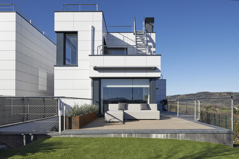 Exterior & Views